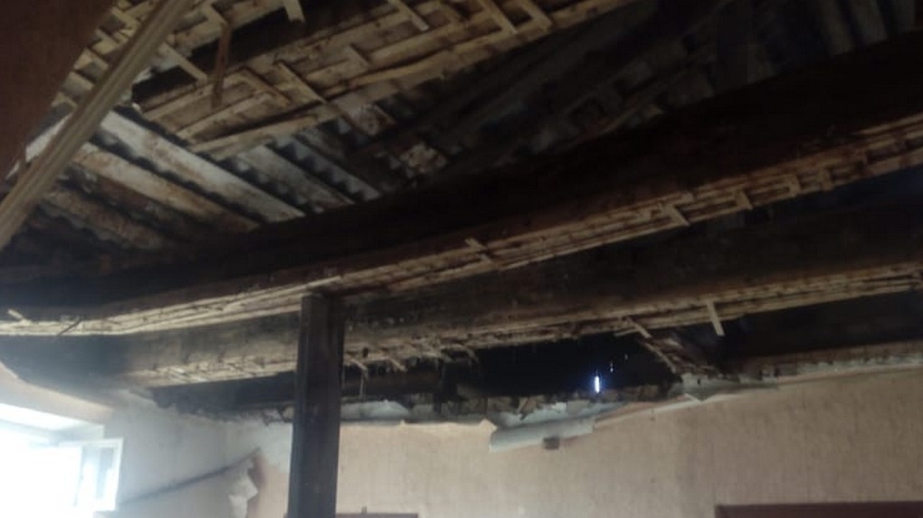 В омской квартире, где живут двое маленьких детей, обрушился потолок