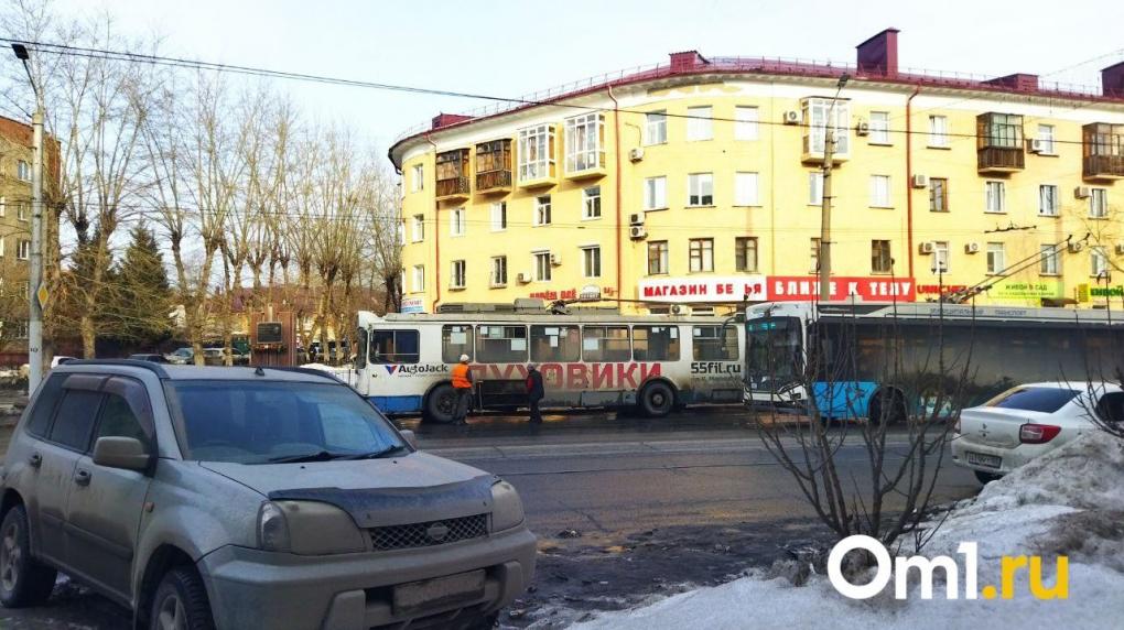 В Омске на улице загорелся троллейбус