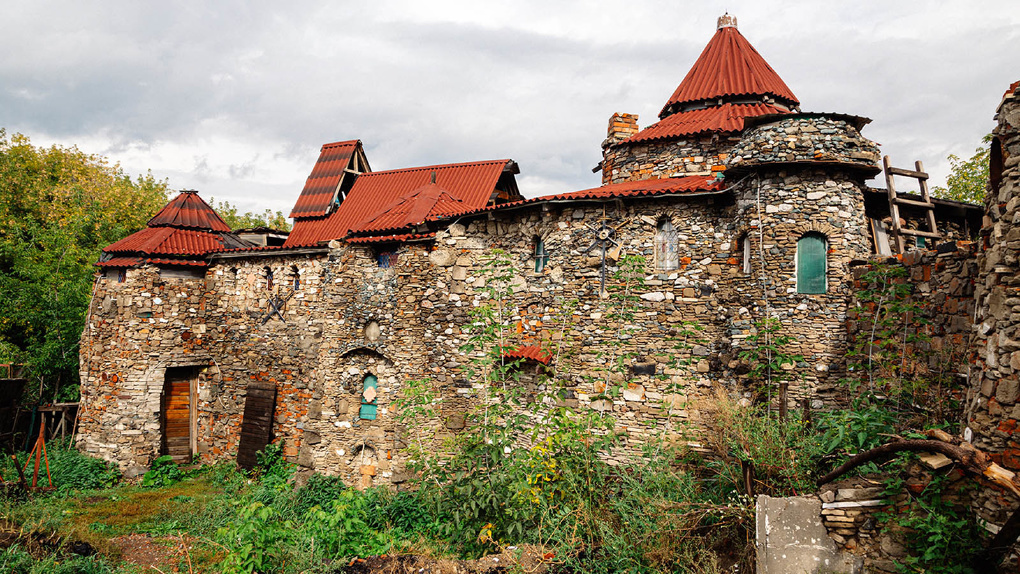 Омский замок из мусора попал в энциклопедию народных арт-объектов России