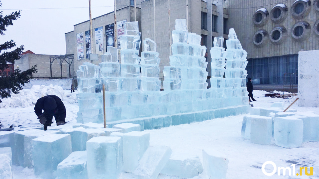 Театральная площадь во льдах: в Омске строят главный новогодний городок (ФОТО)