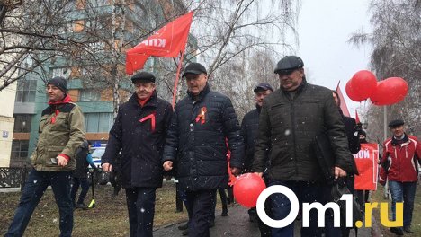 В Новосибирске провели шествие на 1 Мая — фото