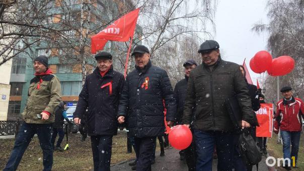 В Новосибирске провели шествие на 1 Мая — фото