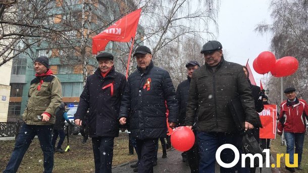 В Новосибирске провели шествие на 1 Мая — фото