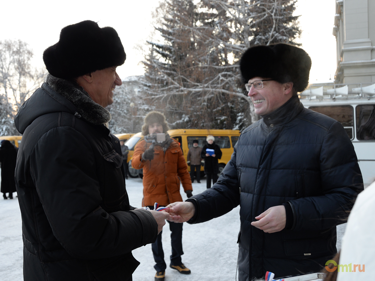 Новости омска омск информ. Бурков и Варнавский. Машина губернатора Буркова. Бурков шапка Омск. Бурков и Варнавский в шапках.