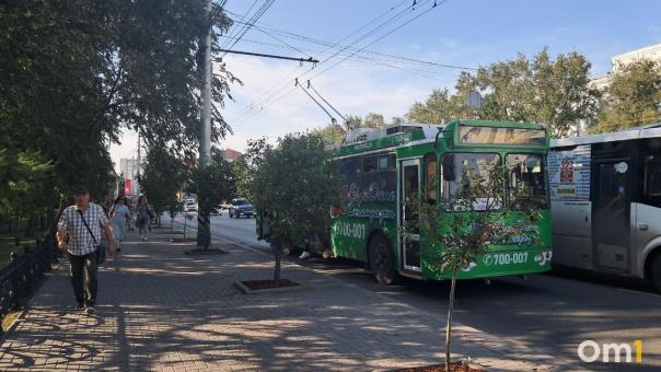 Троллейбусы «встали» в центре Омска в самый час пик