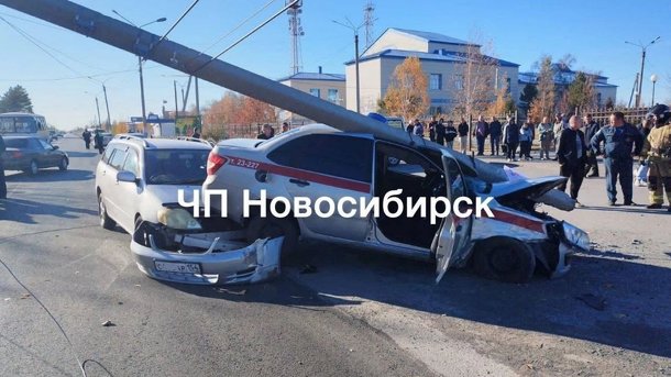 Машина Росгвардии попала в аварию и снесла столб в Новосибирской области