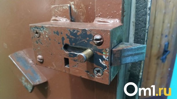 Омские полицейские похитили со склада вещдоков водку, коньяк и сигареты