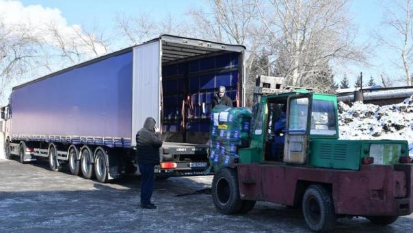 При содействии «Единой России» из Омска в подшефный Стаханов отправился гуманитарный груз