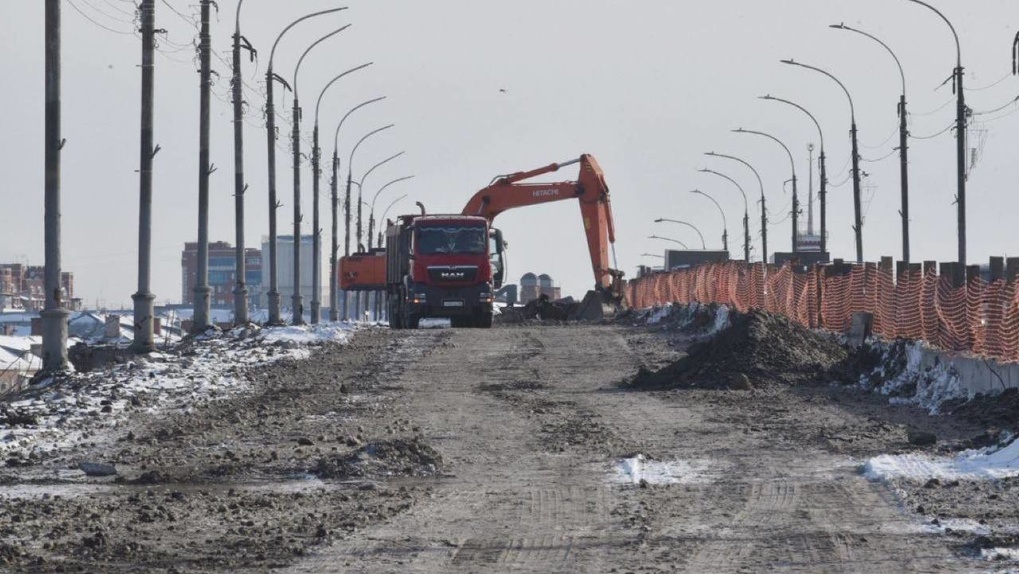 В Омске на Ленинградском мосту разобрали перила, тротуар и пешеходные плиты