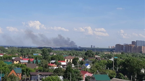 Клубы чёрного дыма окутали левый берег Новосибирска и напугали жителей