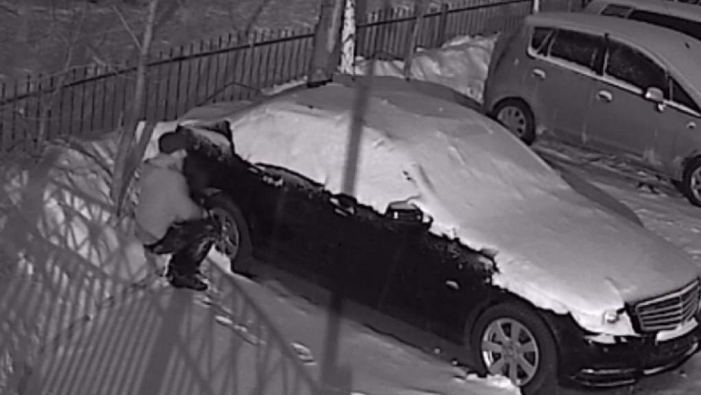 Дерзкое видео: новосибирец поджёг «Мерседес» и сбежал