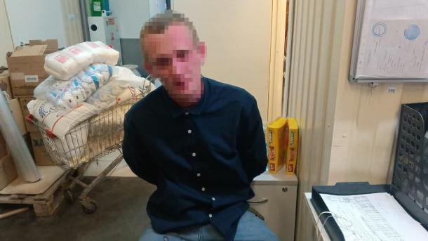 Киндер-вор со стеклом: новосибирец пытался проглотить стекло при задержании