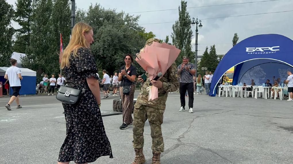 Омский боец сделал предложение девушке прямо на площади в День города