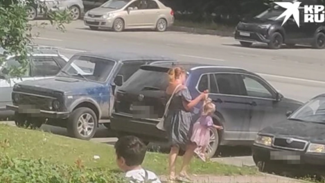 Новосибирцев возмутила мать, которая грубо тащила ребёнка в автомобиль