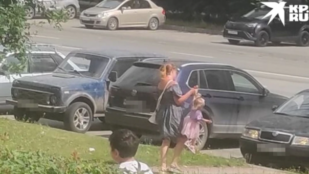 Новосибирцев возмутила мать, которая грубо тащила ребёнка в автомобиль