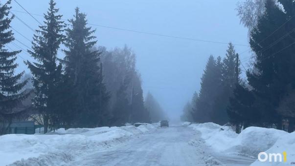 На Омск опустился густой туман