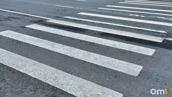 В Омске нашли пешеходный переход из кустов на газон