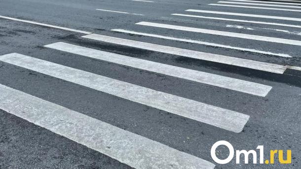 В Омске нашли пешеходный переход из кустов на газон