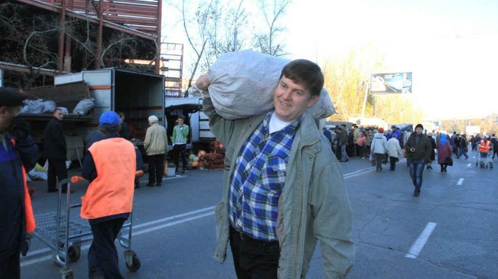 Овощи, мясо, рыба, мёд: началась ярмарка на площади Маркса в Новосибирске