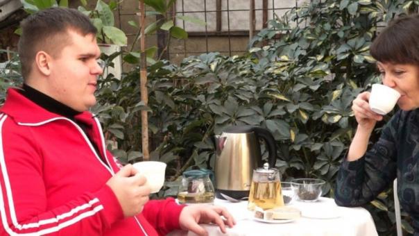Незрячий тревел-блогер Владимир Васкевич впервые попробовал бухлёр в Чите