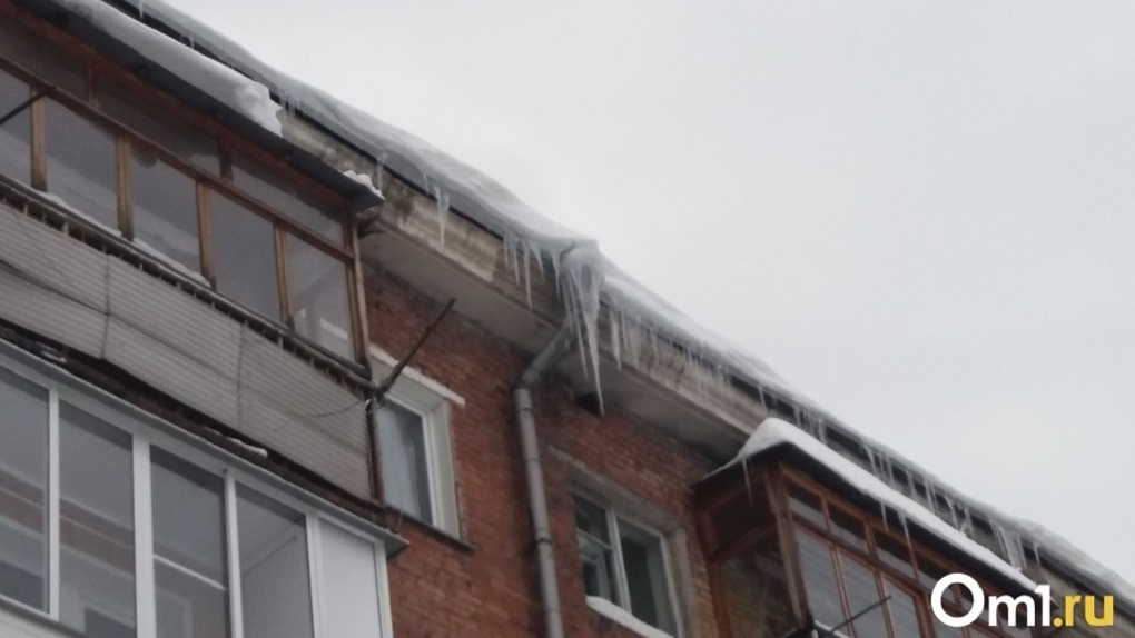 Глыба льда рухнула с балкона на голову жительнице Новосибирска