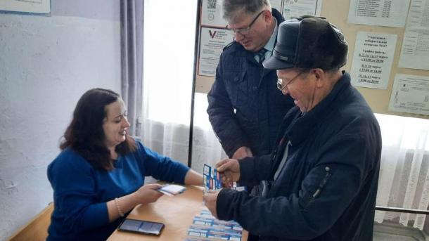 Владимир Корбут проверил работу УИК в Омске