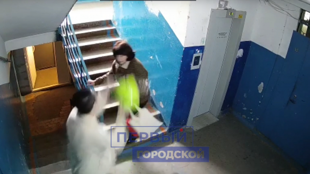 Дружить будем? В Омске мужчина окатил соседку из ведра