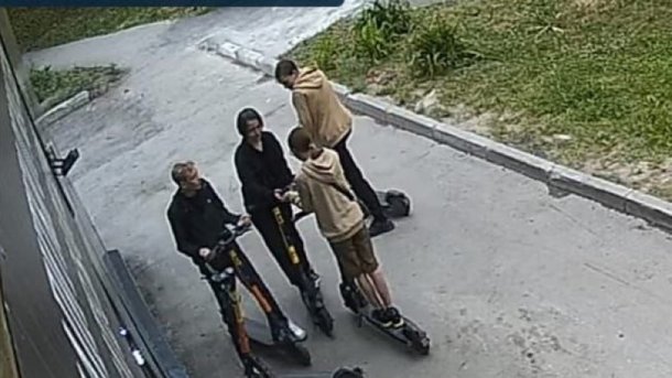 В Новосибирске ГИБДД разыскивает сбившего пенсионерку самокатчика