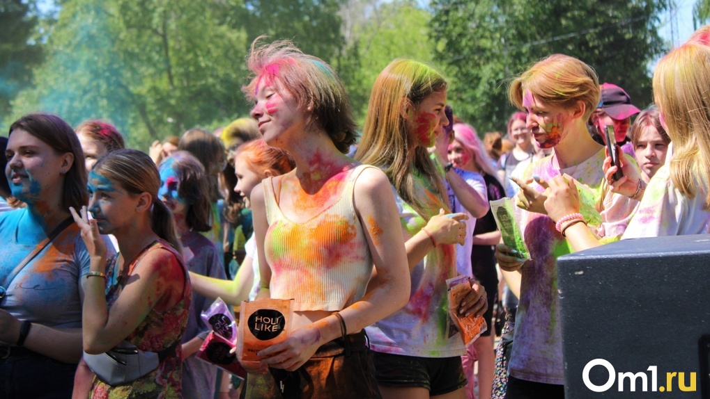 «Раскрасить тысячи счастливых лиц»: в Омске прошёл фестиваль красок Happy Color
