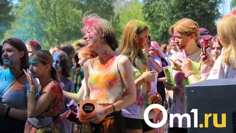 «Раскрасить тысячи счастливых лиц»: в Омске прошёл фестиваль красок Happy Color