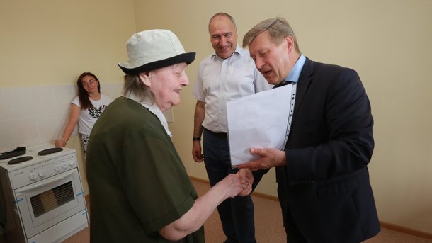 В Новосибирске жители аварийных домов получили ключи от новых квартир