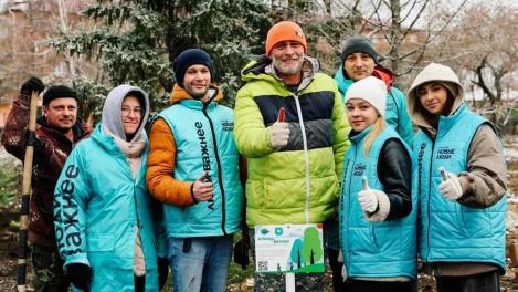 От макулатуры до деревьев: в Омске «Новые люди» помогли благоустроить сквер в Старом Кировске