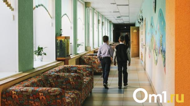 Школе в Омской области присвоено имя бывшего спикера Заксобрания