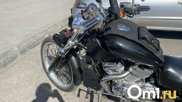 Два подростка без прав столкнулись на мотоциклах на омской трассе