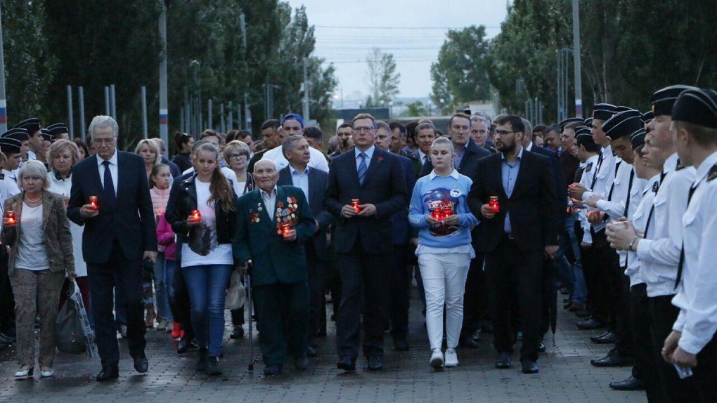 В Омске зажгли сотни свечей на мемориальном вечере в память начала Отечественной войны
