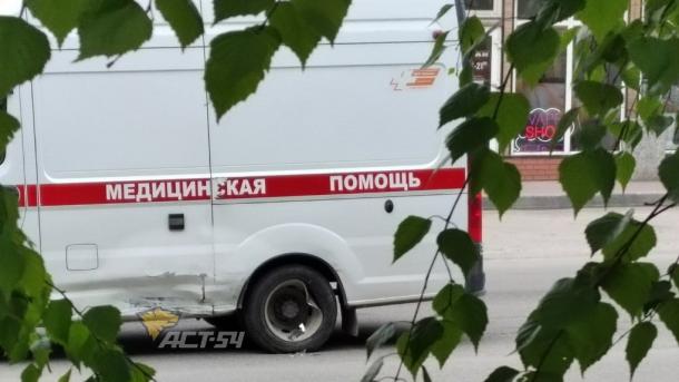 Скорая помощь попала в аварию в Октябрьском районе Новосибирска