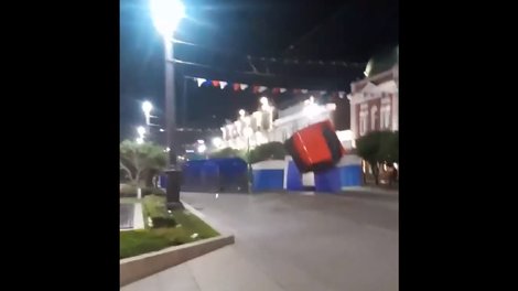 Разрушительный ураган швырял палатки по центральной улице Омска. ВИДЕО