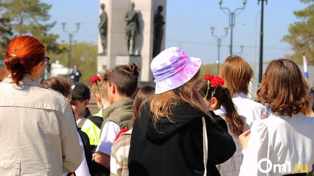 В центре Омска ко Дню Победы будут продавать сладости, цветы и флаги