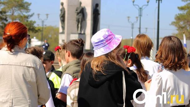 В центре Омска ко Дню Победы будут продавать сладости, цветы и флаги