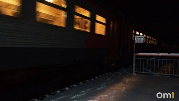 Из-за разговора по телефону под колёсами поезда погиб омич