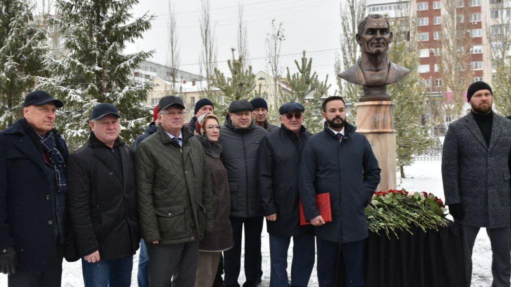 Мэр Омска Сергей Шелест и меценат Сергей Козубенко открыли бюст Александра Пушницы