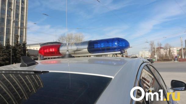 В Омске из-за жёсткого ДТП перевернулась маршрутка: момент попал на видео
