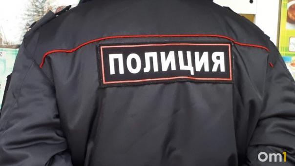 Двое омских полицейских пытались украсть сигареты и алкоголь из вещдоков