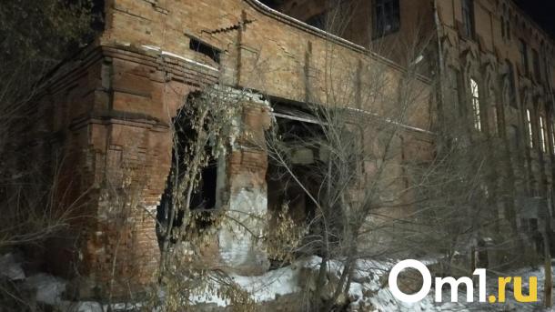 В Омске разрушается историческое здание пивзавода на Волочаевской