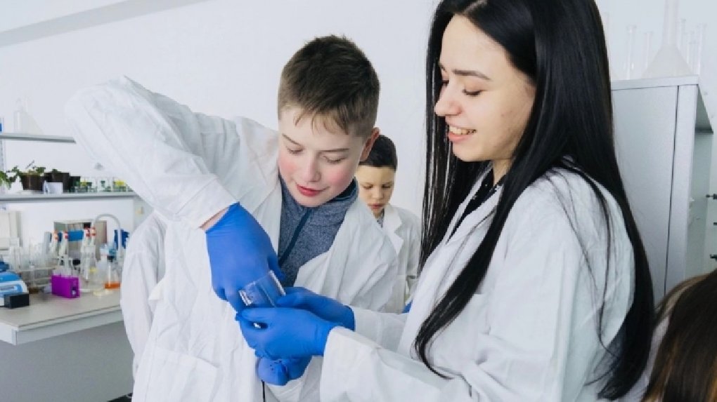 Омские школьники начали изучать влияние коронавируса на организм