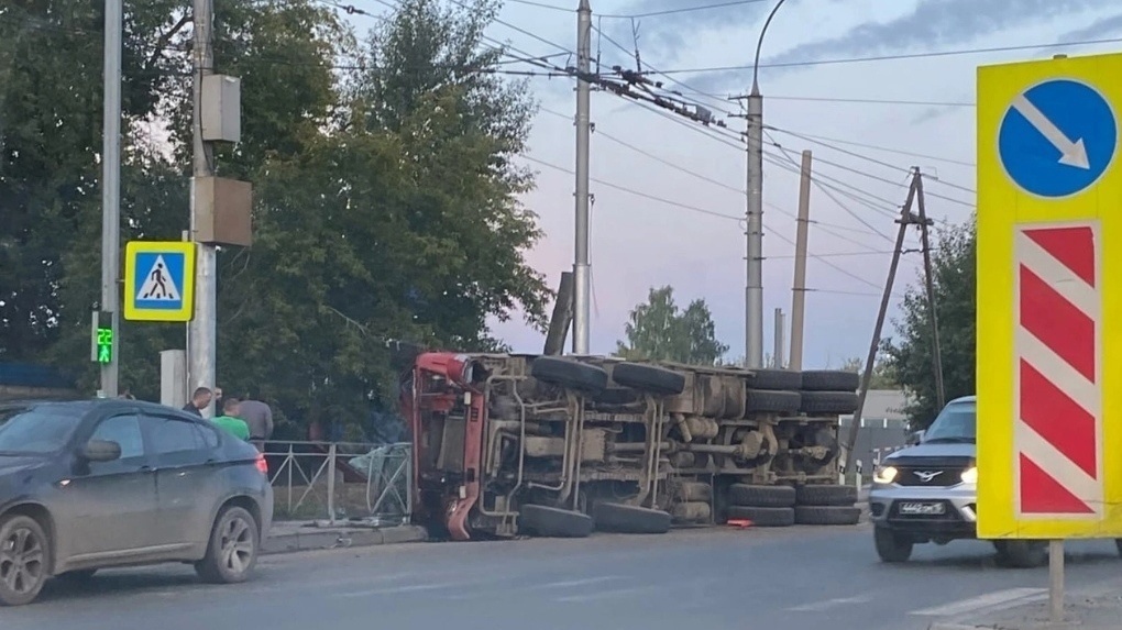 В Новосибирске тяжёлый грузовик перевернулся на улице Станционной