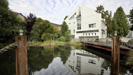 Коттедж с водопадом, пляжем и баней продают в Новосибирске за 99 млн рублей. ФОТО