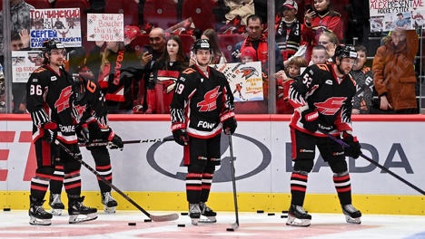 Старая форма, «Жигули» и голос Демичевой: омский «Авангард» проводит ретро-матч