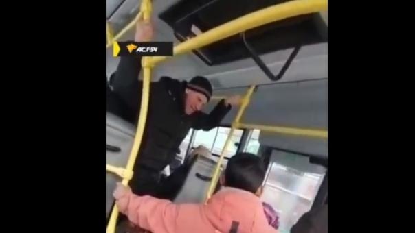 В Новосибирске пассажир с матами выгнал женщину с грудным ребёнком из автобуса. ВИДЕО