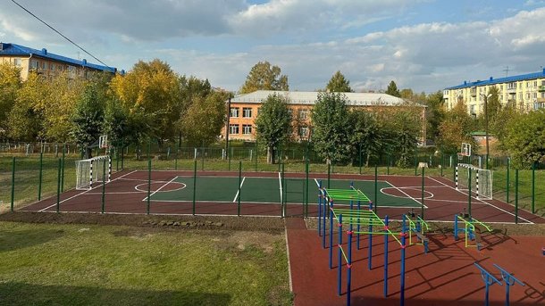 В Октябрьском округе Омска появилась многофункциональная спортплощадка